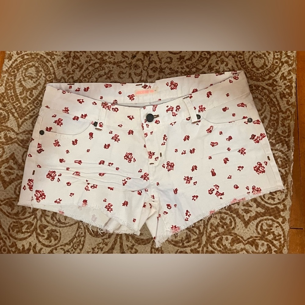 Ardenes -Jean short -white with Red floral print - raw hem-NWOT-Sz -L- 32”across - Picture 4 of 4